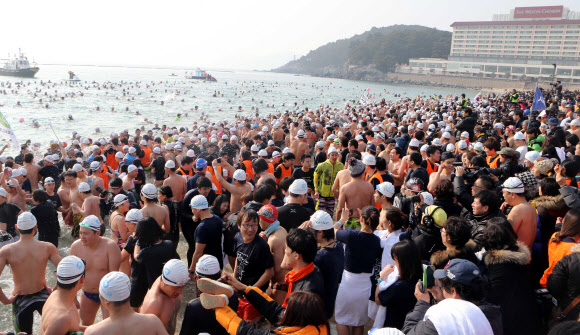 해운대 겨울 해수욕 인파
