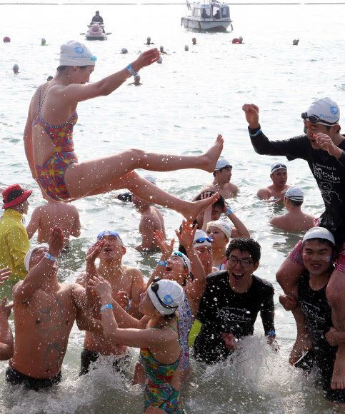 겨울바다가 좋아…북극곰 수영축제