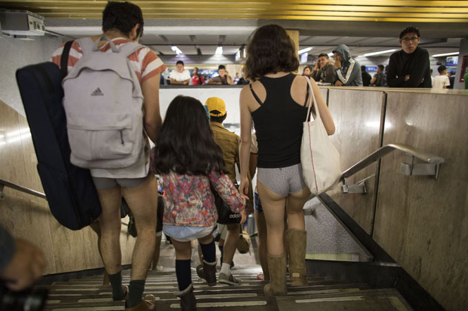 노팬츠 서브웨이 라이드(No Pants Subway Ride) 행사에 참가한 한 가족이 팬티만 입은 채 지하철을 타기 위해 내려가고 있다.  신화/뉴시스