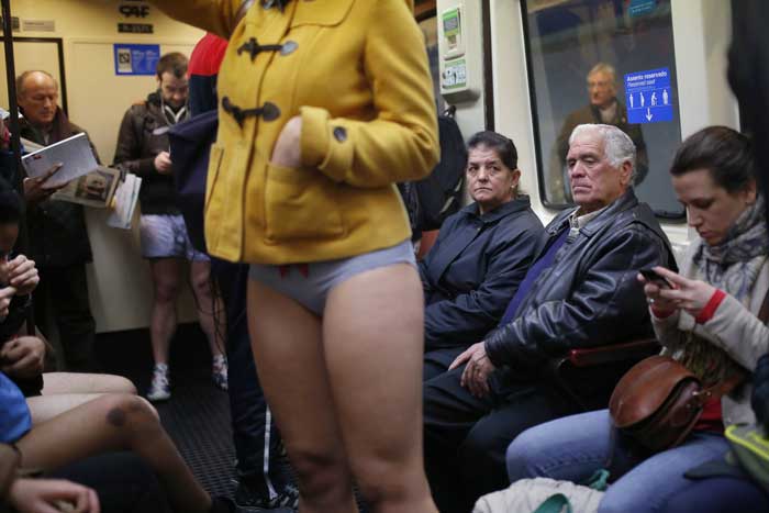 12일 스페인 마드리드에서 한 여성이 바지 안 입고 지하철 타기 행사에 참가한 가운데 한 남성이 신기한 듯 여성을 쳐다보고 있다. AP/뉴시스