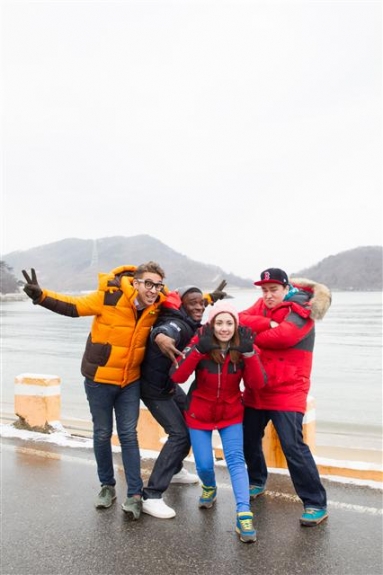 tvN ‘섬마을 쌤’의 녹화 현장에서 나란히 포즈를 취한 브래드, 샘 오취리, 아비가일, 샘 해밍턴(왼쪽부터). 외딴 섬마을에서 아이들에게 영어를 가르치는 프로그램에서 이들이 느낀 건 따뜻한 정(情)이다.<br>tvN 제공