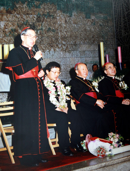 염수정 대주교가 오는 2월22일 로마 바티칸에서 열릴 예정인 추기경 서임식에서 한국의 세 번째 추기경으로 서임될 예정이다. 사진은 1995년 12월 7일 사제수품 25주년 축하미사에 참석하 염 대주교(왼쪽 두번째). 왼쪽은 김수환 추기경.  서울대교구