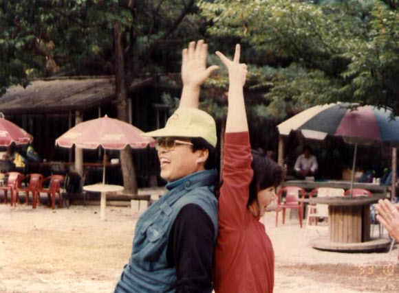 염수정 대주교가 오는 2월22일 로마 바티칸에서 열릴 예정인 추기경 서임식에서 한국의 세 번째 추기경으로 서임될 예정이다. 사진은 1993년 서울대교구 사무처장 재직시절 야유회에 참석한 염 대주교. 서울대교구