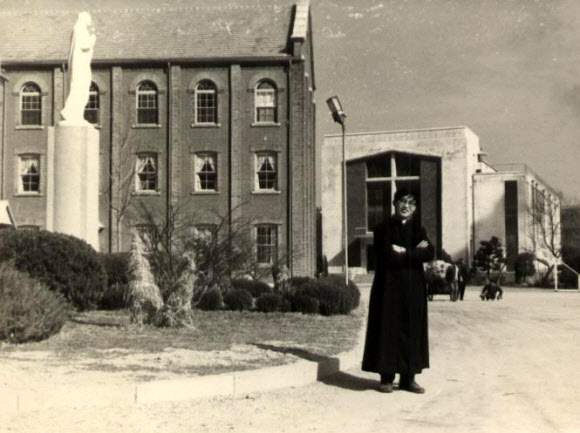 염수정 대주교가 오는 2월22일 로마 바티칸에서 열릴 예정인 추기경 서임식에서 한국의 세 번째 추기경으로 서임될 예정이다. 사진은 1969년 신학교 시절의 염주교.  서울대교구