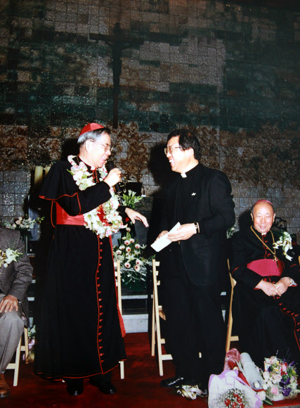 염수정 대주교가 오는 2월22일 로마 바티칸에서 열릴 예정인 추기경 서임식에서 한국의 세 번째 추기경으로 서임될 예정이다. 사진은 1995년 12월 7일 사제수품 25주년 축하미사에 참석하 염 대주교(오른쪽). 왼쪽은 김수환 추기경.  서울대교구