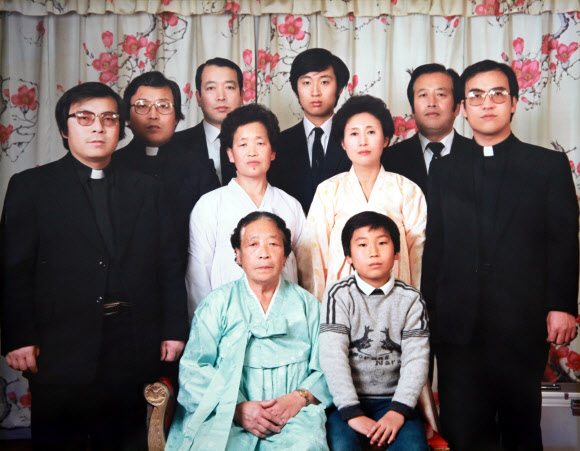 염수정 대주교가 오는 2월22일 로마 바티칸에서 열릴 예정인 추기경 서임식에서 한국의 세 번째 추기경으로 서임될 예정이다. 사진은 염 대주교(왼쪽 두번째)의 가족사진.  서울대교구