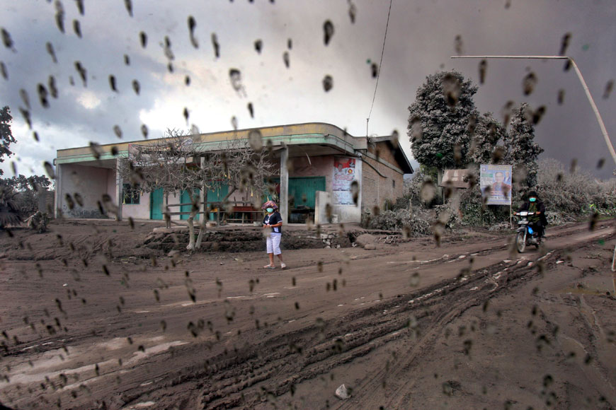 7일(현지시간) 인도네시아 수마트라 북부 시나붕 화산이 폭발하면서 화산재가 자동차의 앞유리를 뒤덮었다. AP/뉴시스