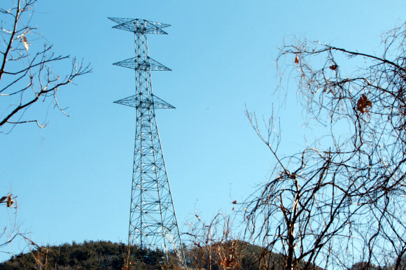 새해 첫 완공 밀양 송전탑  주민 반발 속에 경남 밀양지역 765㎸ 송전탑 공사를 하는 한국전력공사가 15일 새해들어 처음으로 완공한 밀양시 단장면 고례리에 있는 88번 송전탑. 이 송전탑의 높이가 116ｍ, 무게가 189t에 이른다.  연합뉴스