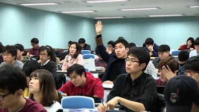 이 시대 대학교육의 문제점을 짚어 보는 ‘교육 대기획 6부작-왜 우리는 대학에 가는가’의 한 장면.<br>EBS 제공<br>