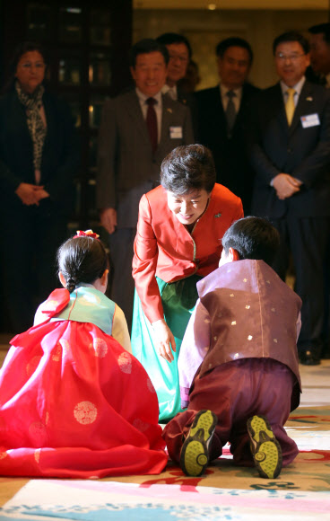 인도를 국빈 방문 중인 박근혜 대통령이 15일 뉴델리 ITC모리아호텔에서 열린 동포간담회에서 동포 어린이들로부터 큰절을 받고 있다. 뉴델리 연합뉴스