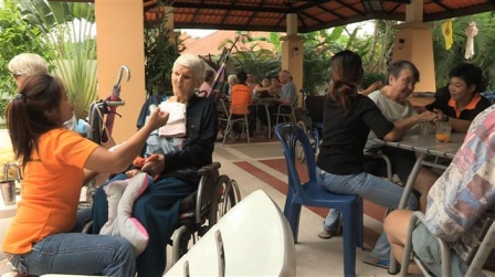 18일 오후 10시 30분 방송되는 ‘세계는 지금-늙어가는 지구’ 편에서는 노숙자로 전락하는 스페인의 노인들, 타국으로 이주할 수밖에 없는 독일 노인들을 통해 고령화 사회의 현주소를 진단한다.<br><br>KBS 제공