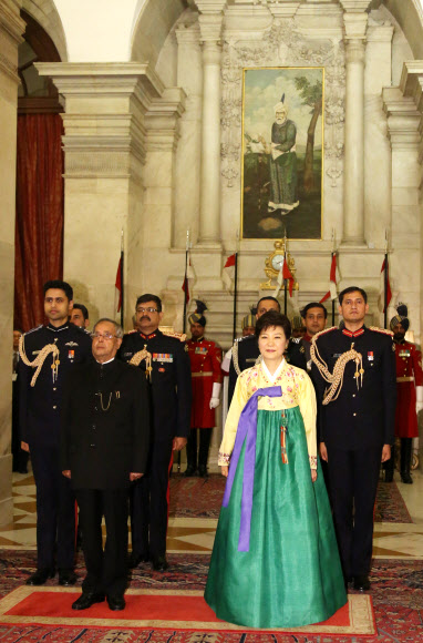 인도를 국빈 방문 중인 박근혜 대통령이 16일(현지시간) 오후 대통령궁인 라슈트라파티에서 열린 인도 대통령 주최 국빈만찬에 프라납 무커지 인도대통령과 참석하고 있다.  연합뉴스