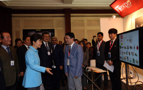박근혜 대통령이 17일 오전(현지시간) 뉴델리 오베로이호텔에서 열리고 있는 ‘IT 시장개척 엑스포’를 참관하며 ‘엑세스 모바일’ 부스를 둘러보고 있다. 연합뉴스 