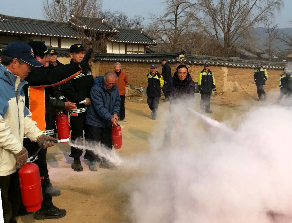 하회마을 화재 예방… 주민 소방 훈련 