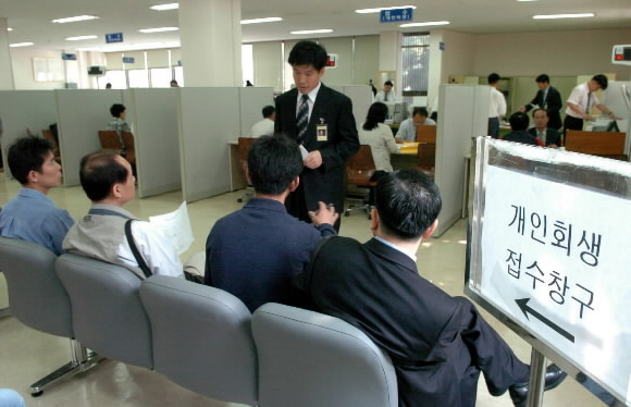 서초동 서울중앙지법 파산부을 찾은 민원인들이 담당 공무원으로부터 개인채무회생제도에 대한 안내를 받고 있다.