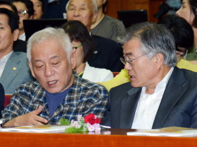 김한길 민주당 대표(왼쪽)와 문재인 의원.