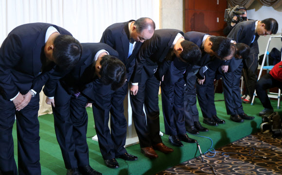 카드사 고객 정보유출 ‘죄송합니다’  금융사의 대규모 개인정보 유출 사태로 인한 2차 피해 우려가 커지고 있는 가운데 20일 오전 서울 중구 코리아나호텔에서 열린 카드3사(KB국민카드, NH농협카드, 롯데카드) 기자회견에서 심재오 KB국민카드 사장(왼쪽에서 네번째)과 임원들이 사과인사를 하고 있다.  연합뉴스