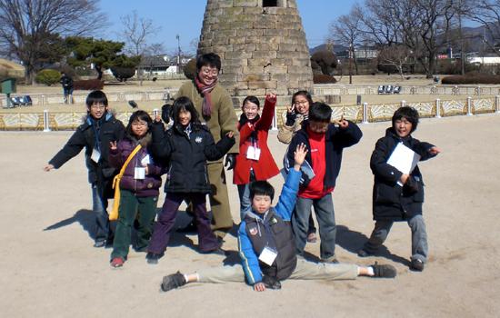 신명나는 문화학교 역사캠프에 참여한 학생들이 경북 경주시 인왕동 첨성대 앞에서 기념사진을 찍으며 즐거워하고 있다. 신명나는 문화학교 제공