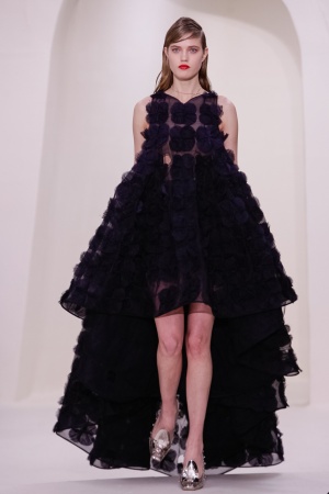 20일(현지시간) 파리에서 열린 디올 2014 S/S 오트 구뛰르 패션 컬렉션 작품을 입은 모델들이 무대 위를 걷고 있다. 디올 홈페이지(http://www.dior.com) 제공