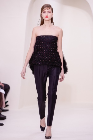 20일(현지시간) 파리에서 열린 디올 2014 S/S 오트 구뛰르 패션 컬렉션 작품을 입은 모델들이 무대 위를 걷고 있다. 디올 홈페이지(http://www.dior.com) 제공