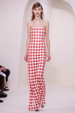 20일(현지시간) 파리에서 열린 디올 2014 S/S 오트 구뛰르 패션 컬렉션 작품을 입은 모델들이 무대 위를 걷고 있다. 디올 홈페이지(http://www.dior.com) 제공