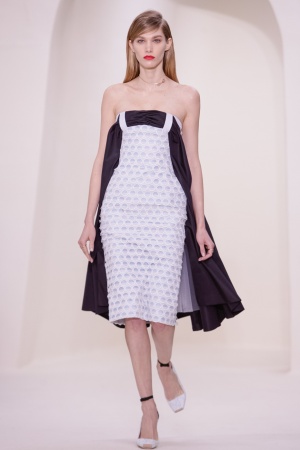 20일(현지시간) 파리에서 열린 디올 2014 S/S 오트 구뛰르 패션 컬렉션 작품을 입은 모델들이 무대 위를 걷고 있다. 디올 홈페이지(http://www.dior.com) 제공