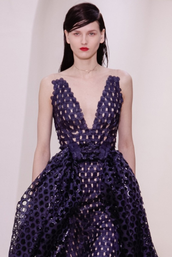 20일(현지시간) 파리에서 열린 디올 2014 S/S 오트 구뛰르 패션 컬렉션 작품을 입은 모델들이 무대 위를 걷고 있다. 디올 홈페이지(http://www.dior.com) 제공