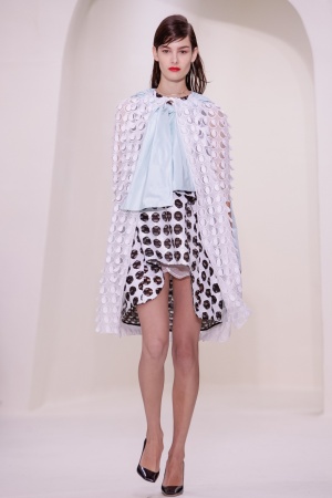 20일(현지시간) 파리에서 열린 디올 2014 S/S 오트 구뛰르 패션 컬렉션 작품을 입은 모델들이 무대 위를 걷고 있다. 디올 홈페이지(http://www.dior.com) 제공