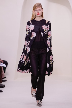 20일(현지시간) 파리에서 열린 디올 2014 S/S 오트 구뛰르 패션 컬렉션 작품을 입은 모델들이 무대 위를 걷고 있다. 디올 홈페이지(http://www.dior.com) 제공