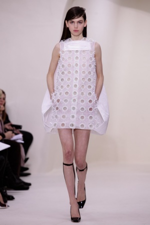 20일(현지시간) 파리에서 열린 디올 2014 S/S 오트 구뛰르 패션 컬렉션 작품을 입은 모델들이 무대 위를 걷고 있다. 디올 홈페이지(http://www.dior.com) 제공