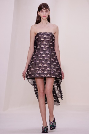 20일(현지시간) 파리에서 열린 디올 2014 S/S 오트 구뛰르 패션 컬렉션 작품을 입은 모델들이 무대 위를 걷고 있다. 디올 홈페이지(http://www.dior.com) 제공