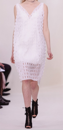 20일(현지시간) 파리에서 열린 디올 2014 S/S 오트 구뛰르 패션 컬렉션 작품을 입은 모델들이 무대 위를 걷고 있다. 디올 홈페이지(http://www.dior.com) 제공