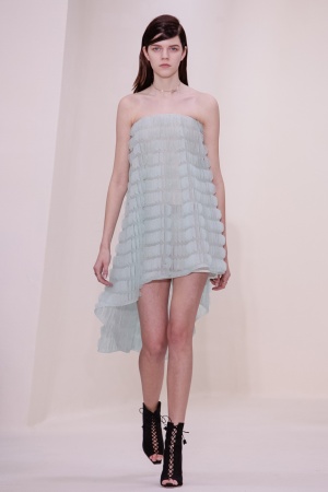 20일(현지시간) 파리에서 열린 디올 2014 S/S 오트 구뛰르 패션 컬렉션 작품을 입은 모델들이 무대 위를 걷고 있다. 디올 홈페이지(http://www.dior.com) 제공