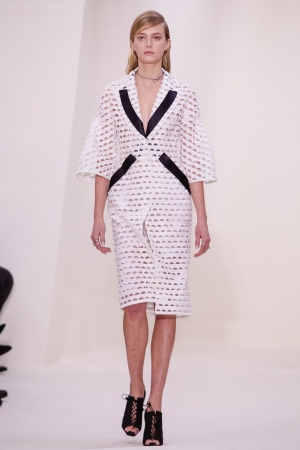 20일(현지시간) 파리에서 열린 디올 2014 S/S 오트 구뛰르 패션 컬렉션 작품을 입은 모델들이 무대 위를 걷고 있다. 디올 홈페이지(http://www.dior.com) 제공