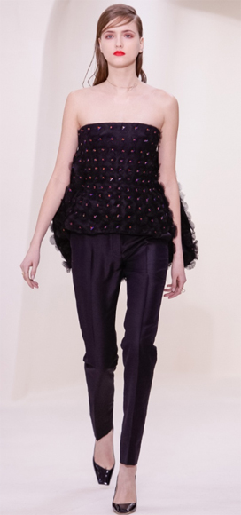 20일(현지시간) 파리에서 열린 디올 2014 S/S 오트 구뛰르 패션 컬렉션 작품을 입은 모델들이 무대 위를 걷고 있다. 디올 홈페이지(http://www.dior.com) 제공