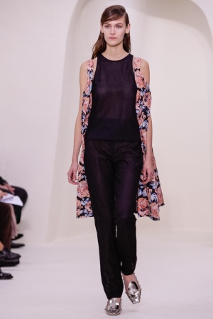 20일(현지시간) 파리에서 열린 디올 2014 S/S 오트 구뛰르 패션 컬렉션 작품을 입은 모델들이 무대 위를 걷고 있다. 디올 홈페이지(http://www.dior.com) 제공