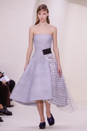 20일(현지시간) 파리에서 열린 디올 2014 S/S 오트 구뛰르 패션 컬렉션 작품을 입은 모델들이 무대 위를 걷고 있다. 디올 홈페이지(http://www.dior.com) 제공