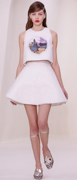 20일(현지시간) 파리에서 열린 디올 2014 S/S 오트 구뛰르 패션 컬렉션 작품을 입은 모델들이 무대 위를 걷고 있다. 디올 홈페이지(http://www.dior.com) 제공