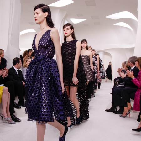 20일(현지시간) 파리에서 열린 디올 2014 S/S 오트 구뛰르 패션 컬렉션 작품을 입은 모델들이 무대 위를 걷고 있다. 디올 홈페이지(http://www.dior.com) 제공