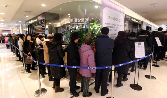 금융사의 대규모 개인정보 유출로 인한 2차 피해 우려가 커지는 가운데 21일 오전 서울 중구 롯데백화점 내 롯데카드센터에서 신용카드를 재발급 받으려는 고객들이 길게 줄지어 서 있다. 연합뉴스