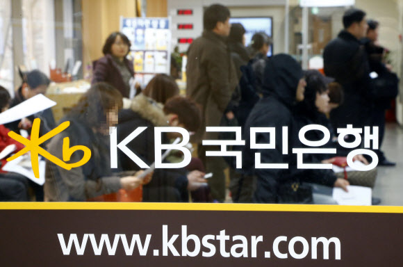 KB국민·롯데·NH농협카드에 카드 재발급, 해지, 정지를 신청한 회원이 계속 늘고 있는 가운데  21일 오후 서울시내 국민은행 한 영업점이 관련 고객 등으로 붐비고 있다.  연합뉴스