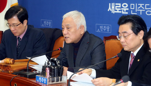 김한길 민주당 대표(가운데)가 22일 국회에서 열린 최고위원회의에서 모두발언을 하고 있다.  연합뉴스