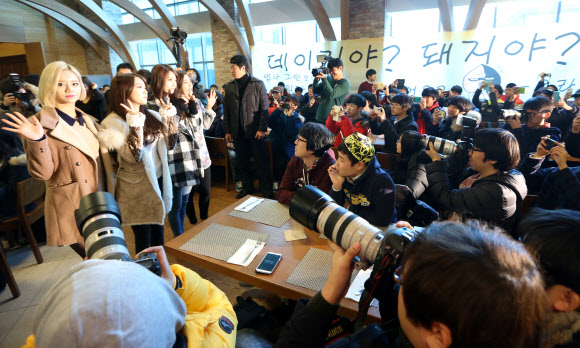 걸스데이가 22일 오후 서울 강남구 논현동의 한 식당에서 음악프로그램 1위 공약을 이행하기 위해 마련된 팬들과의 점심에서 포즈를 취하고 있다. 연합뉴스
