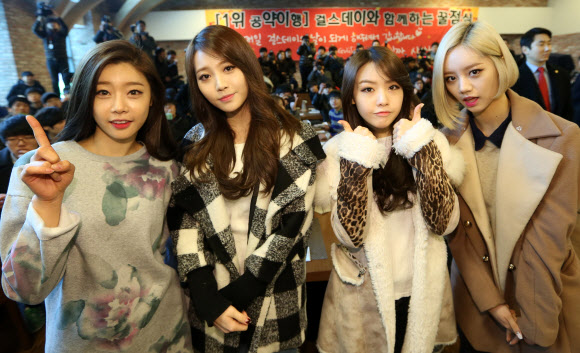 걸스데이가 22일 오후 서울 강남구 논현동의 한 식당에서 음악프로그램 1위 공약을 이행하기 위해 마련된 팬들과의 점심에서 포즈를 취하고 있다. 연합뉴스