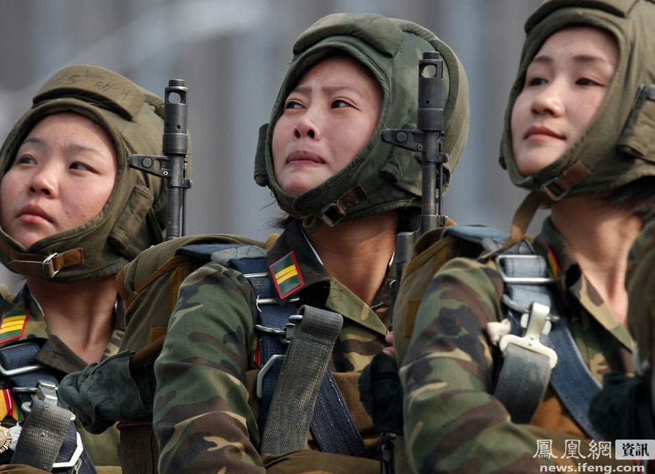 2010년 10월 평양에서 개최된 군사퍼레이드에 참여한 북한군 여군들이 단상의 김정일-김정은을 바라보며 눈물을 흘리고 있다. / 중국 봉황망