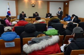 보호관찰 처분을 받은 청소년들이 23일 서울 광진구 자양동 서울동부지법에서 열린 모의재판에 참여해 재판을 진행하고 있다. 