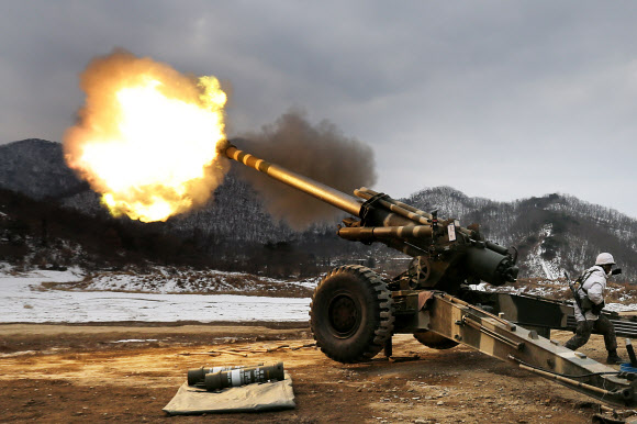 24일 경기도 연천군의 한 사격장에서 육군 28사단 포병이 155㎜ 견인포를 발사하고 있다.  연합뉴스
