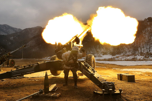 24일 경기도 연천군의 한 사격장에서 육군 28사단 포병들이 155㎜ 견인포를 발사하고 있다.  연합뉴스