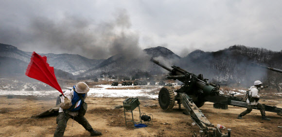 24일 경기도 연천군의 한 사격장에서 육군 28사단 포병들이 155㎜ 견인포를 발사하고 있다. 연합뉴스