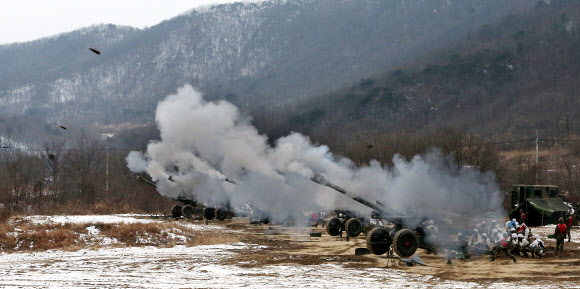 24일 경기도 연천군의 한 사격장에서 육군 28사단 포병들이 155㎜ 견인포를 발사하고 있다.  연합뉴스